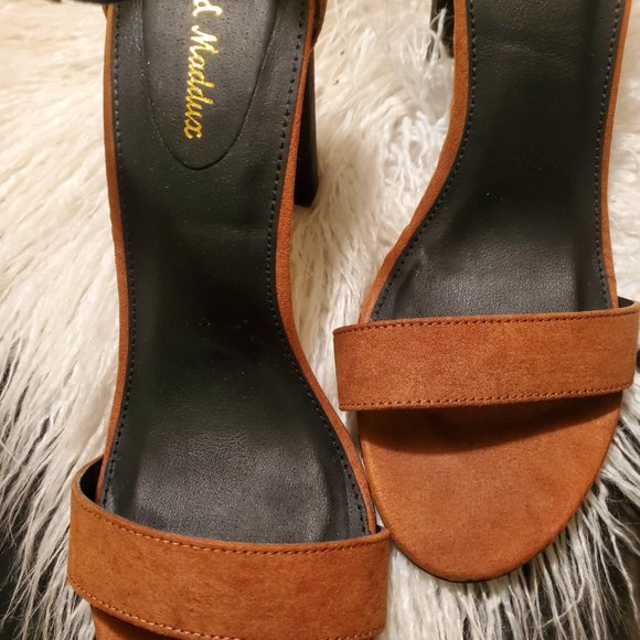 Suede ankle strap sandal - Picture 7 of 14